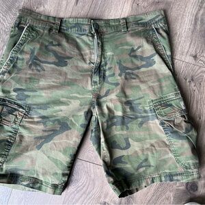 Men’s size 38 UnionBay Camo-Cargo Shorts